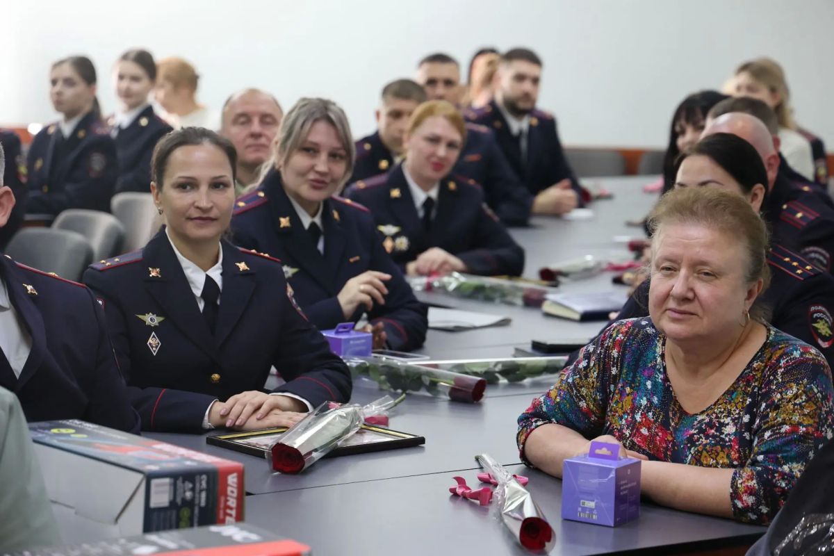 Сотрудники кадровых подразделений органов внутренних дел региона получили награды в профессиональный праздник Сотрудники кадровых подразделений органов внутренних дел региона получили награды в профессиональный праздник