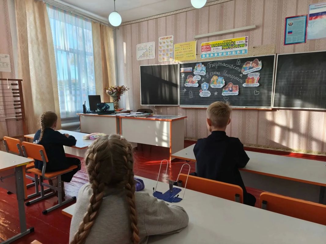 Учебная неделя в Лутугинском округе началась с «Разговоров о важном» Учебная неделя в Лутугинском округе началась с «Разговоров о важном»