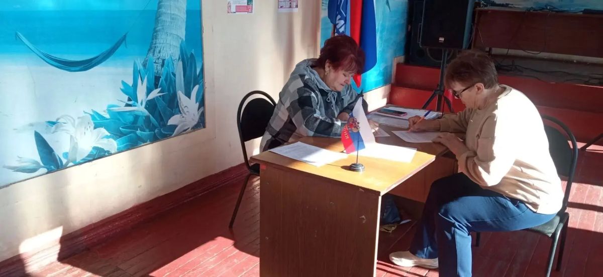 Депутат Совета городского округа города Брянка от ВПП «Единая Россия» Лина Спесивцева провела приём граждан Депутат Совета городского округа города Брянка от ВПП «Единая Россия» Лина Спесивцева провела приём граждан