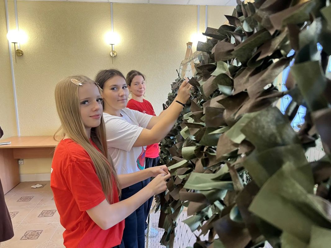 В УФК по Луганской Народной Республике прошёл особенный мастер-класс: дети наших сотрудников — участники Движения Первых — учились плести маскировочные сети В УФК по Луганской Народной Республике прошёл особенный мастер-класс: дети наших сотрудников — участники Движения Первых — учились плести маскировочные сети