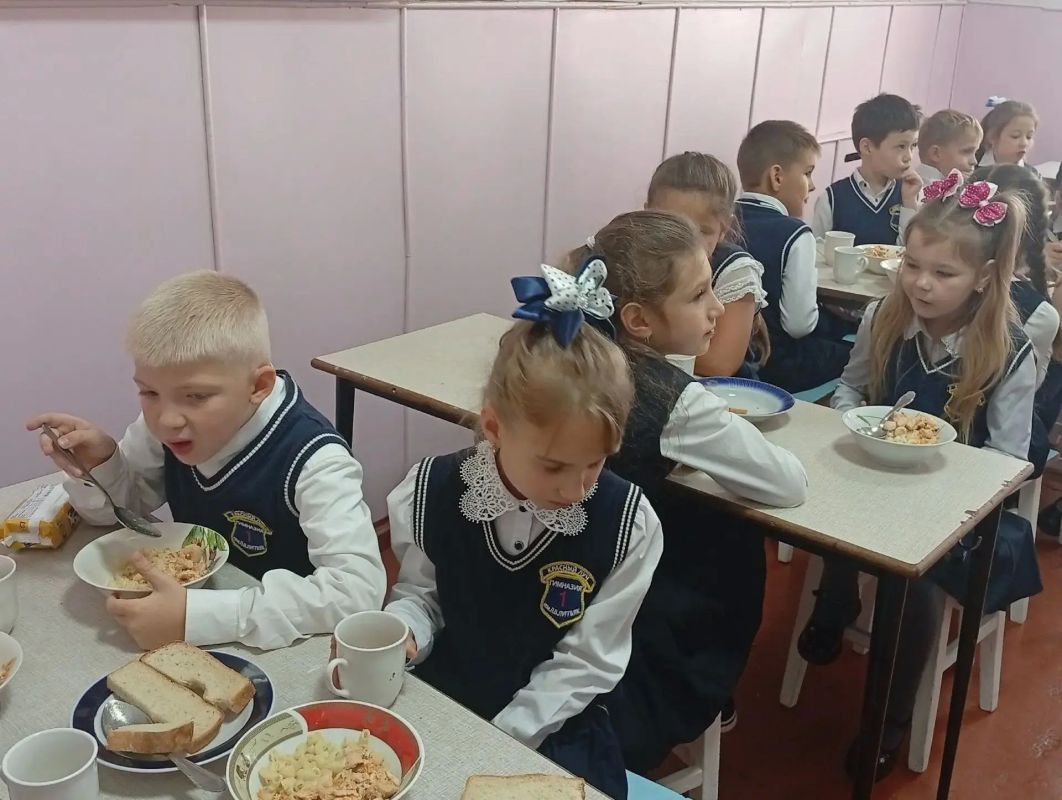 Родительский контроль в школьной столовой: 12 октября 2026 года родители проверили качество питания в ГБОУ ЛНР "Краснолучская гимназия № 1 имени Л.Литвяк" Родительский контроль в школьной столовой: 12 октября 2026 года родители проверили качество питания в ГБОУ ЛНР "Краснолучская гимназия № 1 имени Л.Литвяк"