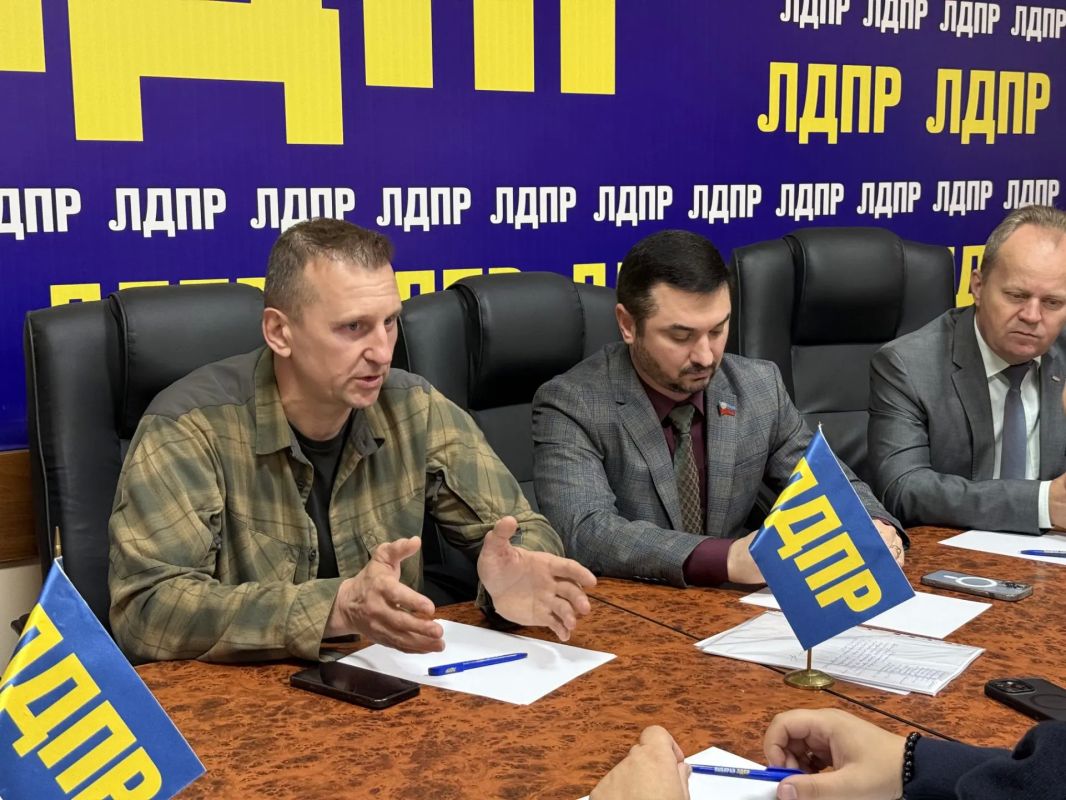 Галина Дуброва: Вместе с коллегами по партии встретились с депутатом Государственной Думы от ЛДПР Дмитрием Жирковым Галина Дуброва: Вместе с коллегами по партии встретились с депутатом Государственной Думы от ЛДПР Дмитрием Жирковым