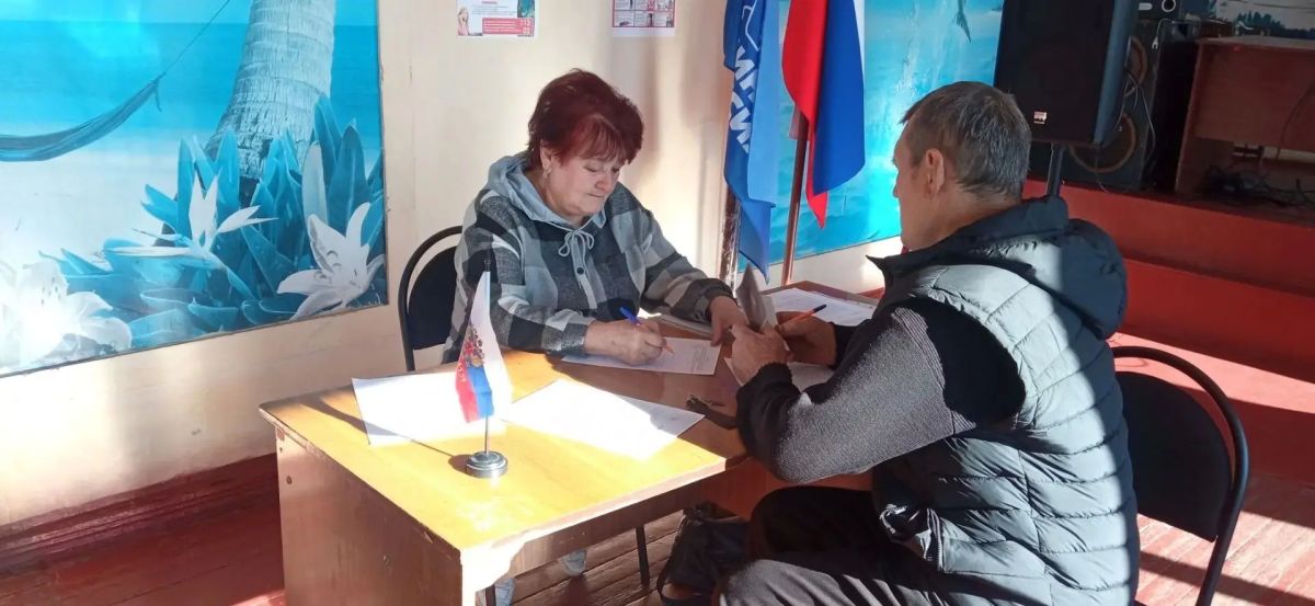 Депутат Совета городского округа города Брянка от ВПП «Единая Россия» Лина Спесивцева провела приём граждан Депутат Совета городского округа города Брянка от ВПП «Единая Россия» Лина Спесивцева провела приём граждан