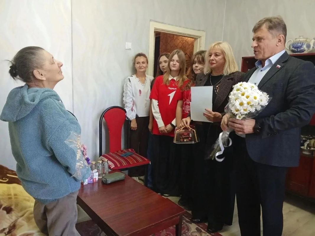 Роман Лысенко: Сегодня от всего сердца поздравили с днём рождения Геенко Светлану Георгиевну — женщину невероятной судьбы, прошедшую через суровые испытания блокадного Ленинграда