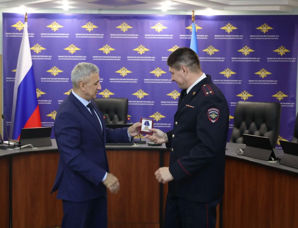 Сотрудники кадровых подразделений органов внутренних дел региона получили награды в профессиональный праздник Сотрудники кадровых подразделений органов внутренних дел региона получили награды в профессиональный праздник