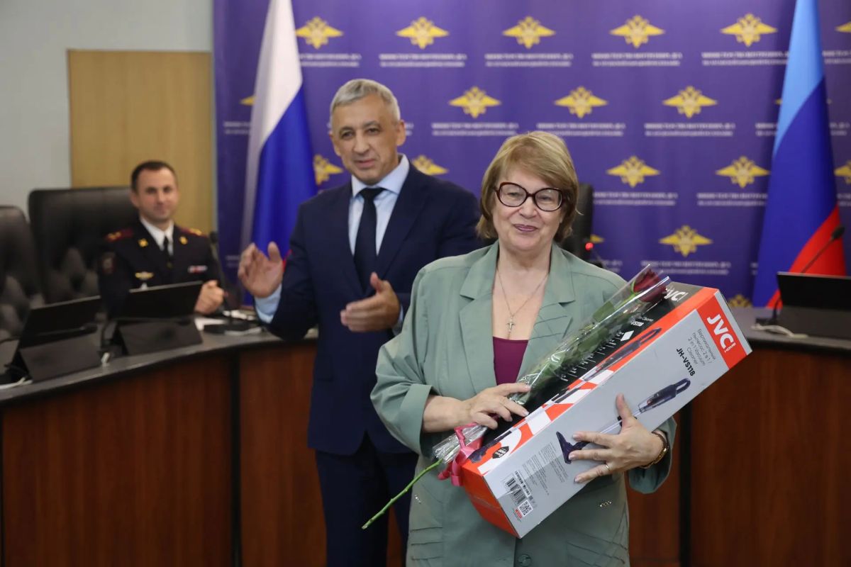 Сотрудники кадровых подразделений органов внутренних дел региона получили награды в профессиональный праздник Сотрудники кадровых подразделений органов внутренних дел региона получили награды в профессиональный праздник