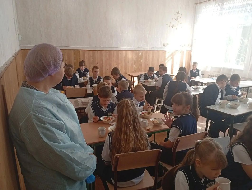 Родительский контроль в школьной столовой: 12 октября 2026 года родители проверили качество питания в ГБОУ ЛНР "Краснолучская гимназия № 1 имени Л.Литвяк" Родительский контроль в школьной столовой: 12 октября 2026 года родители проверили качество питания в ГБОУ ЛНР "Краснолучская гимназия № 1 имени Л.Литвяк"