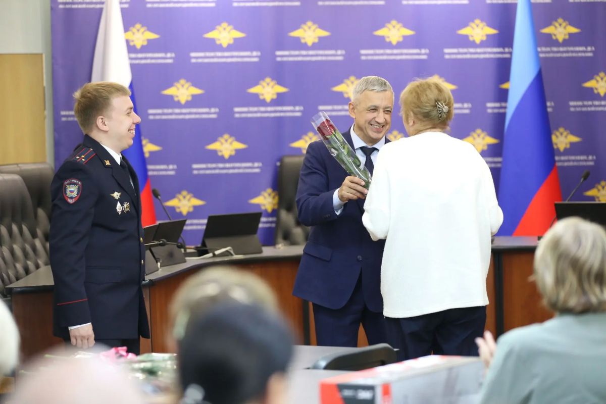 Сотрудники кадровых подразделений органов внутренних дел региона получили награды в профессиональный праздник Сотрудники кадровых подразделений органов внутренних дел региона получили награды в профессиональный праздник