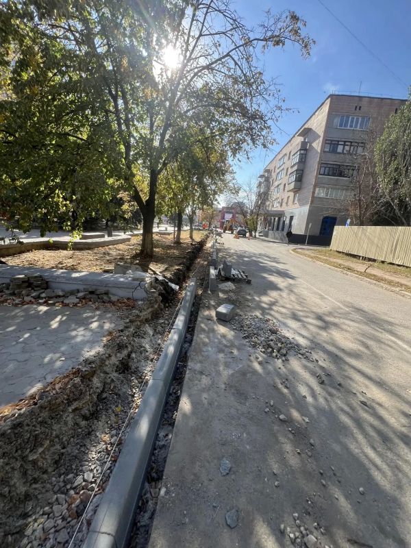 В центре Краснодона — на участке от аллеи героев «Молодой гвардии» до Памятного знака участникам ликвидации аварии на Чернобыльской АЭС — продолжаются работы по благоустройству территории В центре Краснодона — на участке от аллеи героев «Молодой гвардии» до Памятного знака участникам ликвидации аварии на Чернобыльской АЭС — продолжаются работы по благоустройству территории
