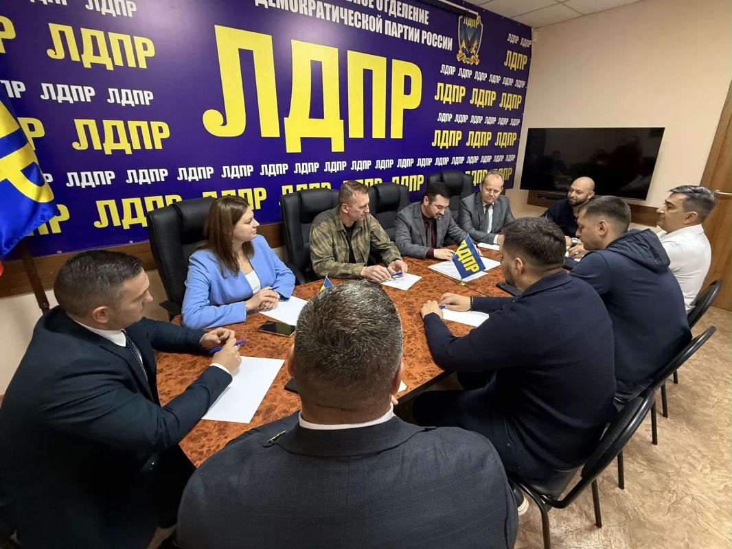 Галина Дуброва: Вместе с коллегами по партии встретились с депутатом Государственной Думы от ЛДПР Дмитрием Жирковым Галина Дуброва: Вместе с коллегами по партии встретились с депутатом Государственной Думы от ЛДПР Дмитрием Жирковым