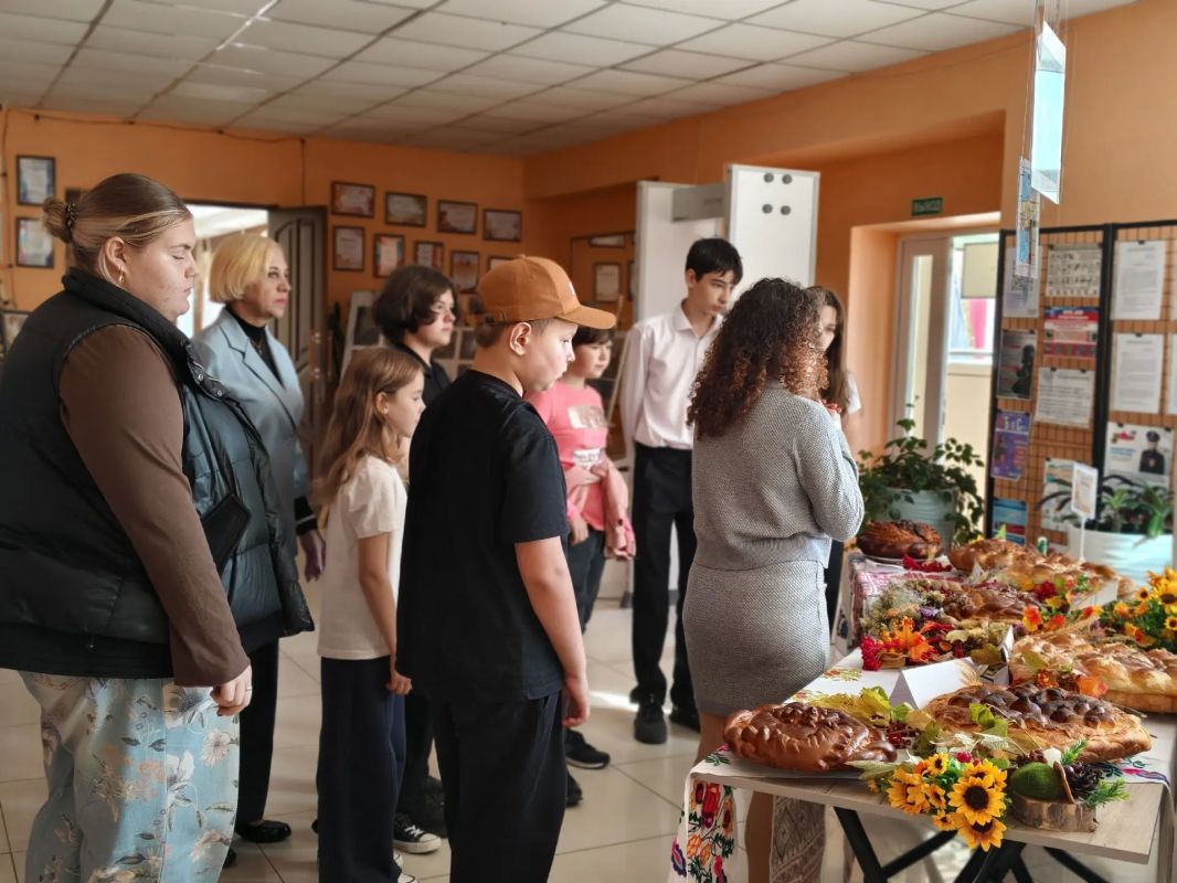 В Новоайдарском районном доме культуры открылась выставка караваев учреждений культуры и образования, посвящённая Дню работников сельского хозяйства и перерабатывающей промышленности В Новоайдарском районном доме культуры открылась выставка караваев учреждений культуры и образования, посвящённая Дню работников сельского хозяйства и перерабатывающей промышленности