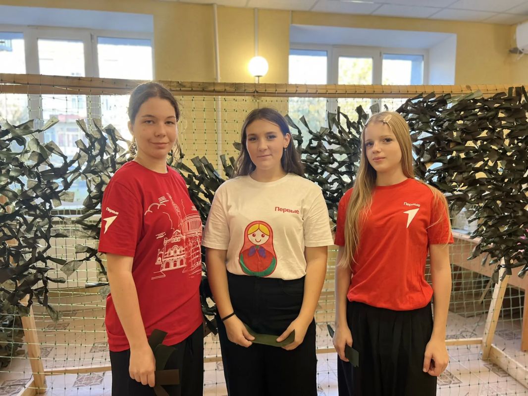 В УФК по Луганской Народной Республике прошёл особенный мастер-класс: дети наших сотрудников — участники Движения Первых — учились плести маскировочные сети