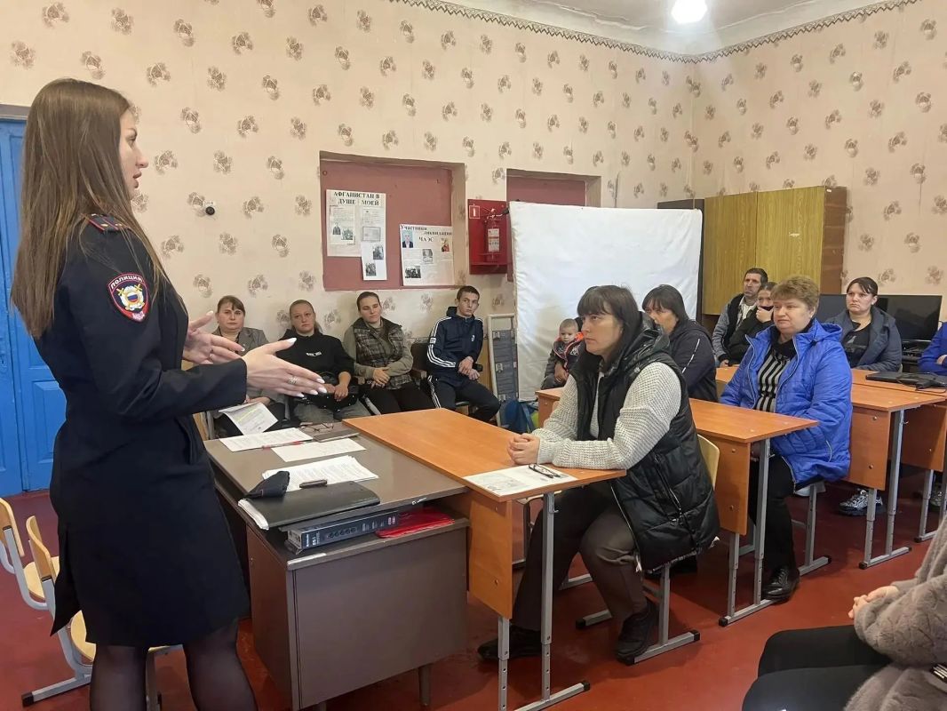 Сотрудники подразделений по делам несовершеннолетних проводят профилактику среди подростков региона Сотрудники подразделений по делам несовершеннолетних проводят профилактику среди подростков региона