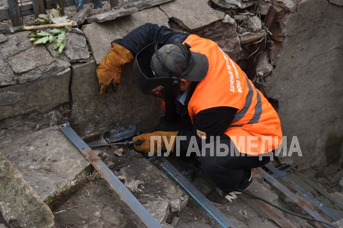 В Брянке Единая управляющая компания приводит в порядок входные группы многоэтажек В Брянке Единая управляющая компания приводит в порядок входные группы многоэтажек