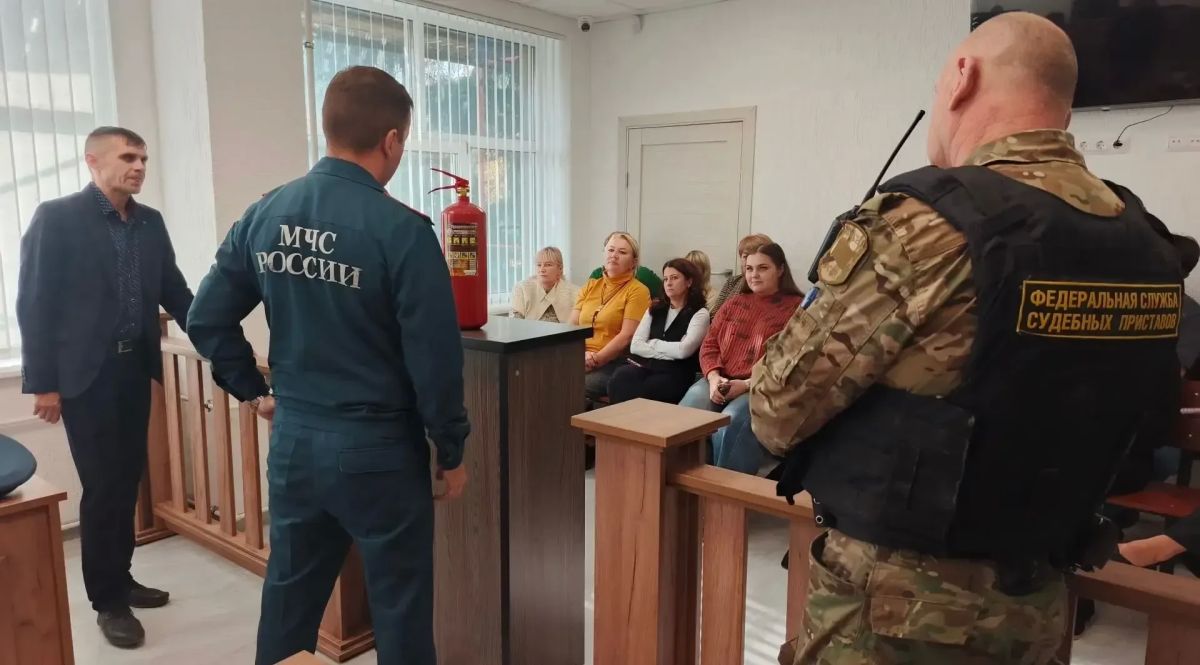 Рабочее заседание. . Сегодня сотрудники отдела чрезвычайных ситуаций Администрации городского округа город Ровеньки совместно с представителями МЧС провели диалог с работниками суда города Ровеньки рекомендательного... Рабочее заседание. . Сегодня сотрудники отдела чрезвычайных ситуаций Администрации городского округа город Ровеньки совместно с представителями МЧС провели диалог с работниками суда города Ровеньки рекомендательного...