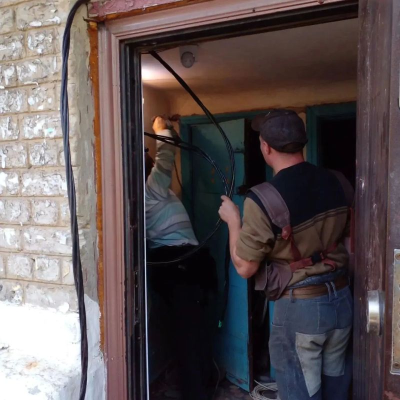 Сотрудники Краснодонского филиала Единой управляющей компании (ЕУК) продолжают работу по улучшению состояния жилого фонда на территории своего обслуживания Сотрудники Краснодонского филиала Единой управляющей компании (ЕУК) продолжают работу по улучшению состояния жилого фонда на территории своего обслуживания