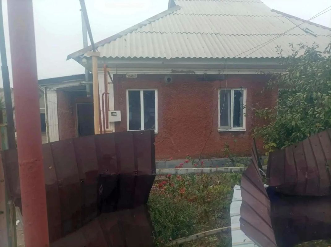 В Алмазной после ночной атаки повреждены семь частных домов — в одном практически снесло крышу В Алмазной после ночной атаки повреждены семь частных домов — в одном практически снесло крышу