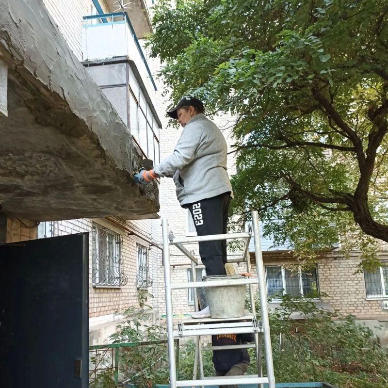Сотрудники Краснодонского филиала Единой управляющей компании (ЕУК) продолжают работу по улучшению состояния жилого фонда на территории своего обслуживания Сотрудники Краснодонского филиала Единой управляющей компании (ЕУК) продолжают работу по улучшению состояния жилого фонда на территории своего обслуживания