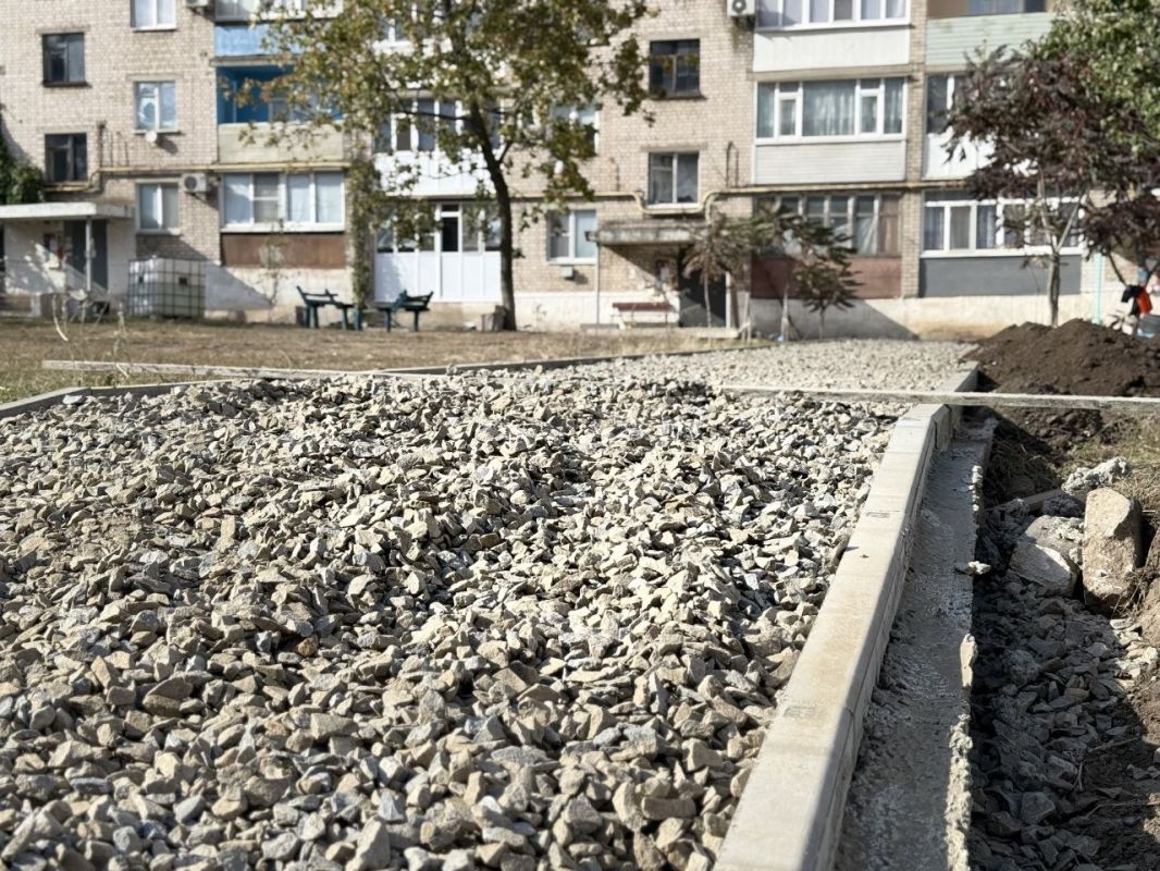 В квартале Лютикова продолжается благоустройство дворовой территории В квартале Лютикова продолжается благоустройство дворовой территории