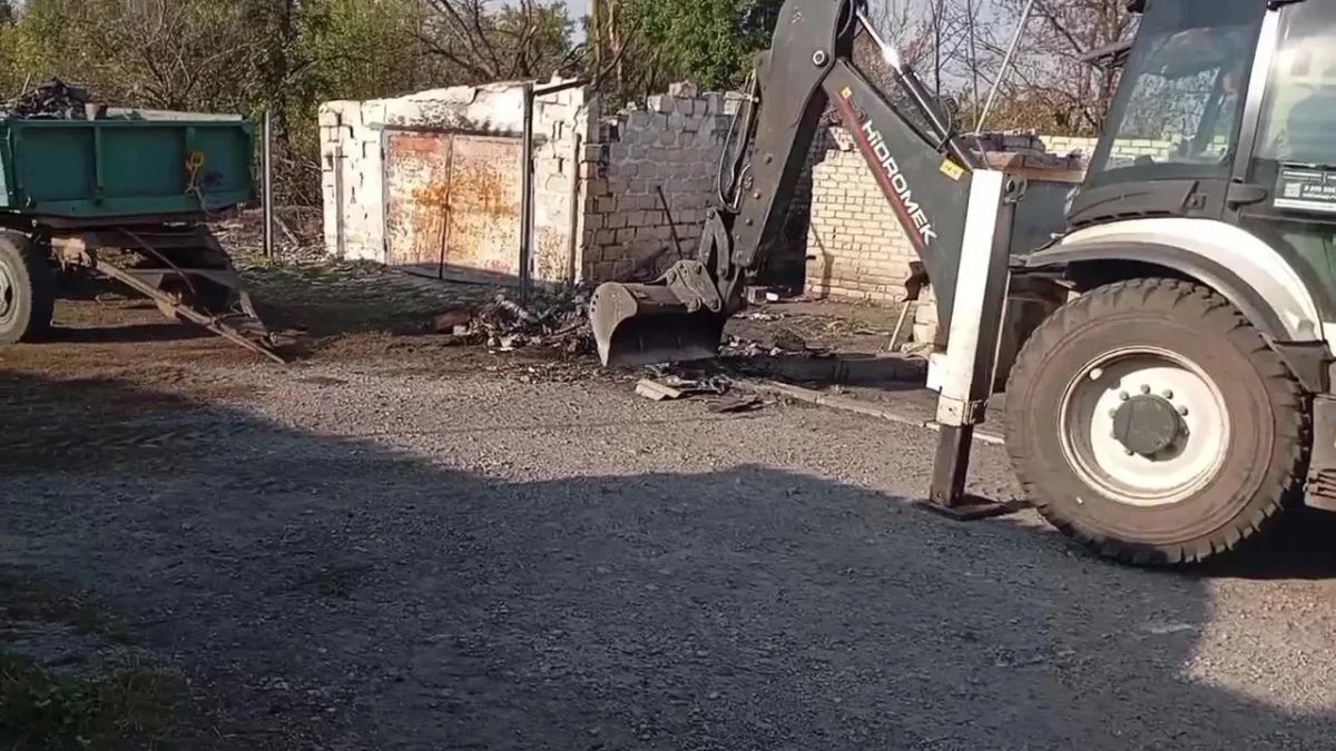В поселке Фащевке ликвидируют последствия вражеской атаки В поселке Фащевке ликвидируют последствия вражеской атаки