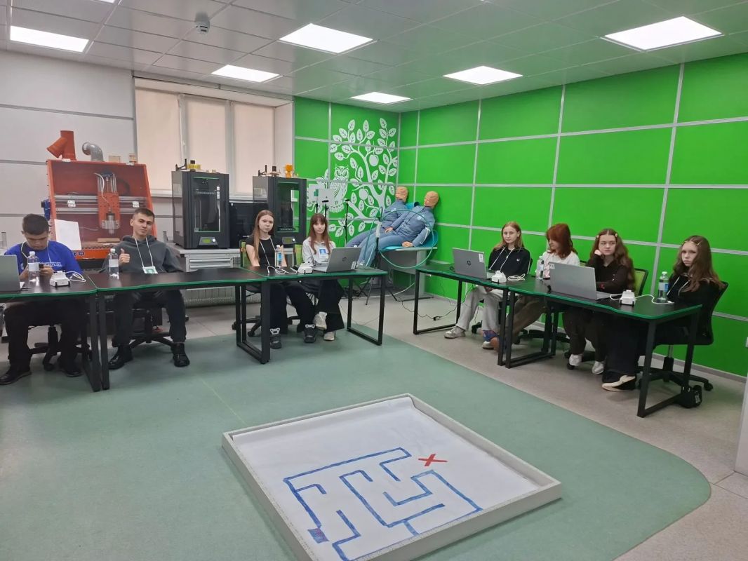 Ровеньковские школьники продолжают участвовать в «Университетских сменах» в Самаре Ровеньковские школьники продолжают участвовать в «Университетских сменах» в Самаре