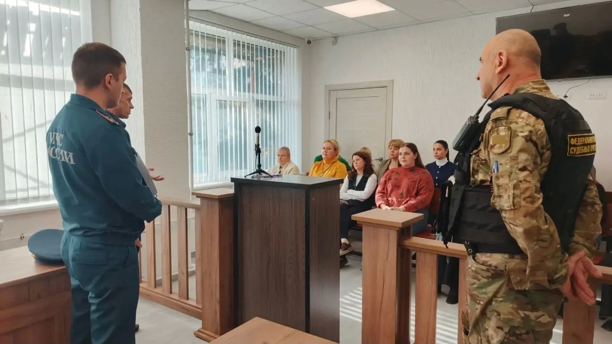 Рабочее заседание. . Сегодня сотрудники отдела чрезвычайных ситуаций Администрации городского округа город Ровеньки совместно с представителями МЧС провели диалог с работниками суда города Ровеньки рекомендательного... Рабочее заседание. . Сегодня сотрудники отдела чрезвычайных ситуаций Администрации городского округа город Ровеньки совместно с представителями МЧС провели диалог с работниками суда города Ровеньки рекомендательного...