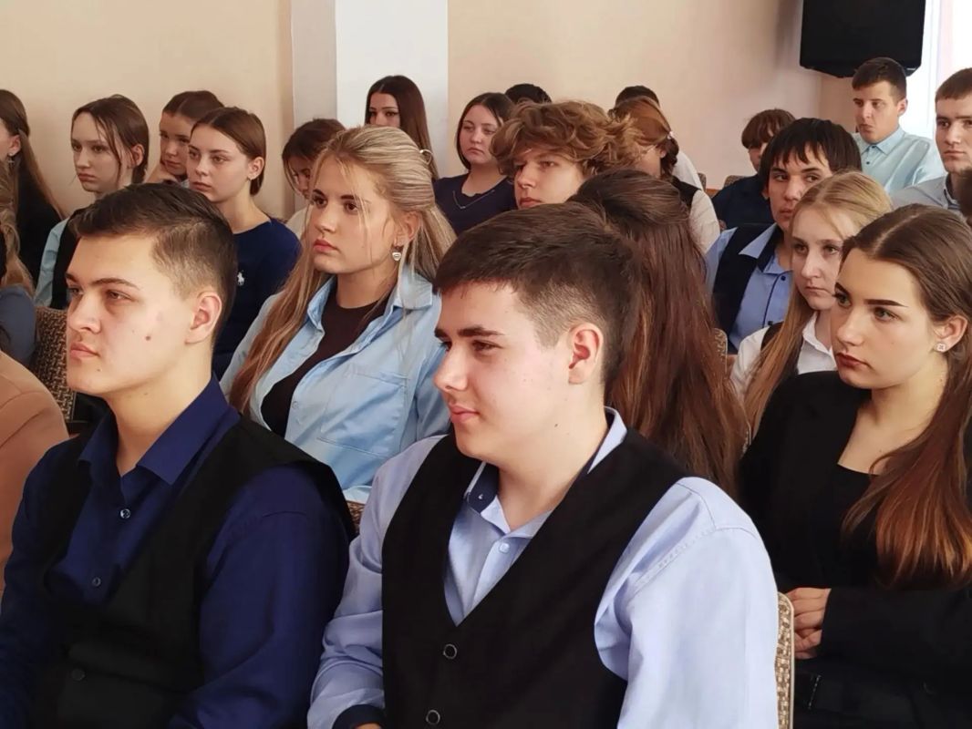 Госстарт диалог: Председатель Совета городского округа Наталья Волошина встретилась с ученической молодежью Брянковского УВК № 1 Госстарт диалог: Председатель Совета городского округа Наталья Волошина встретилась с ученической молодежью Брянковского УВК № 1