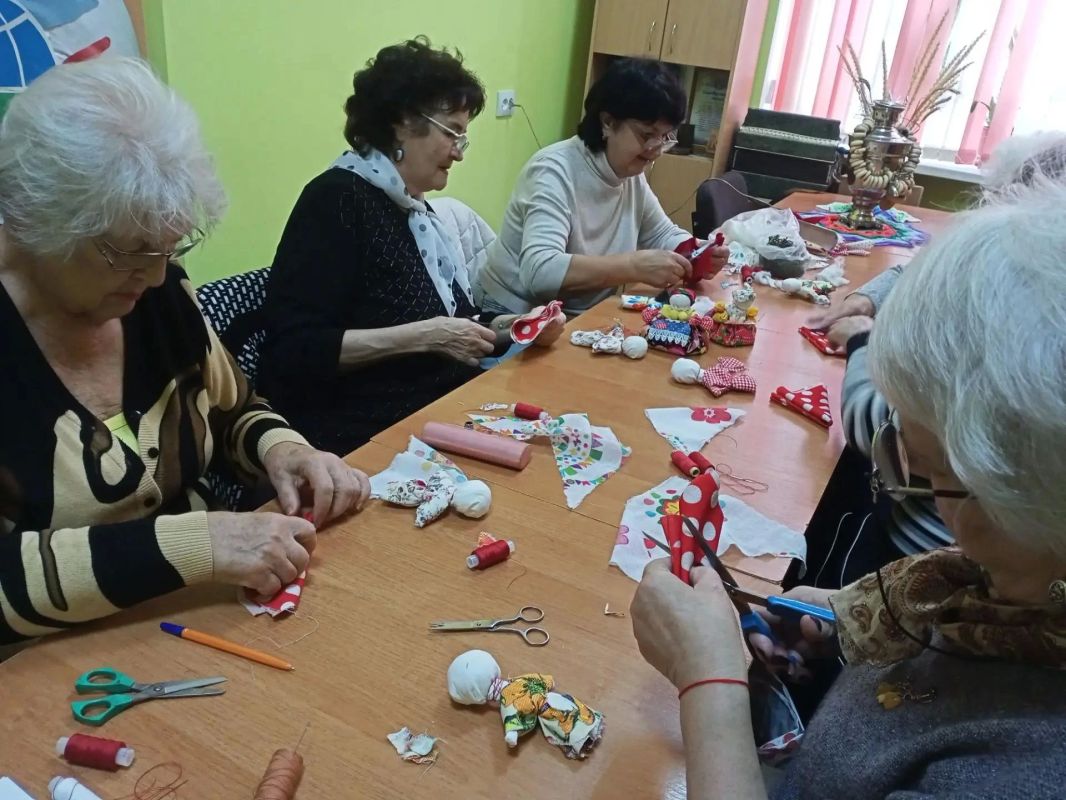В клубе "Ветеран" Перевальского комплексного центра прошел мастер-класс В клубе "Ветеран" Перевальского комплексного центра прошел мастер-класс