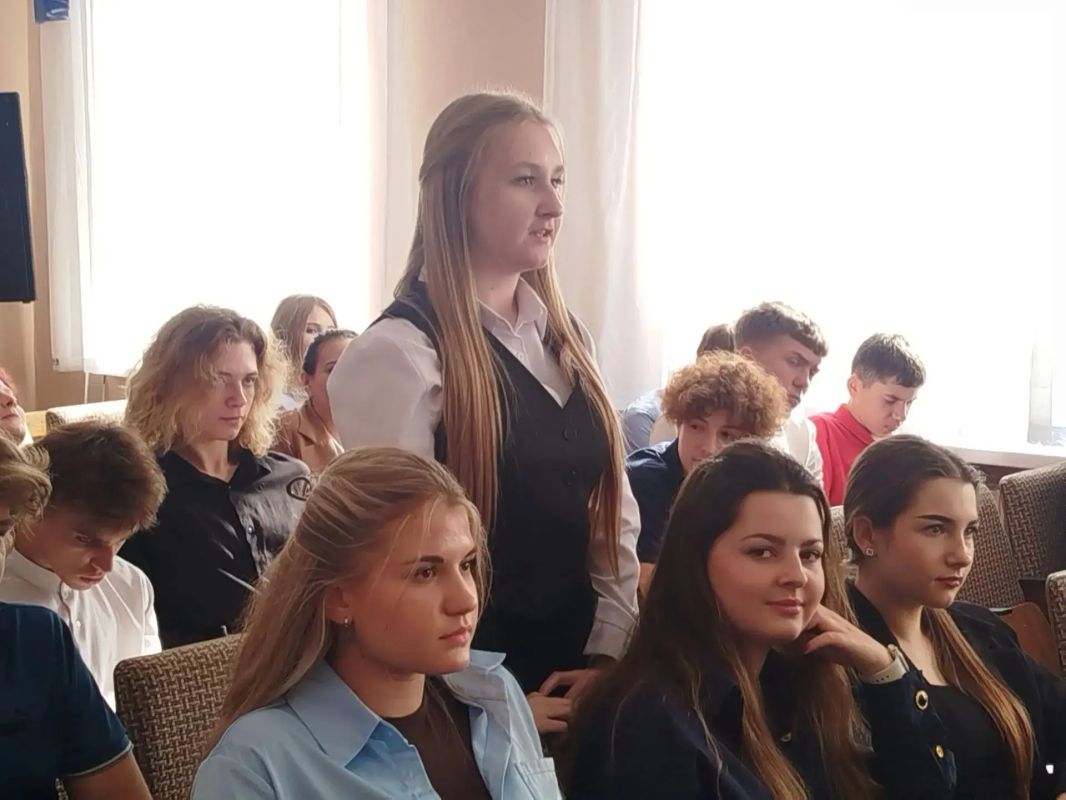 Госстарт диалог: Председатель Совета городского округа Наталья Волошина встретилась с ученической молодежью Брянковского УВК № 1 Госстарт диалог: Председатель Совета городского округа Наталья Волошина встретилась с ученической молодежью Брянковского УВК № 1