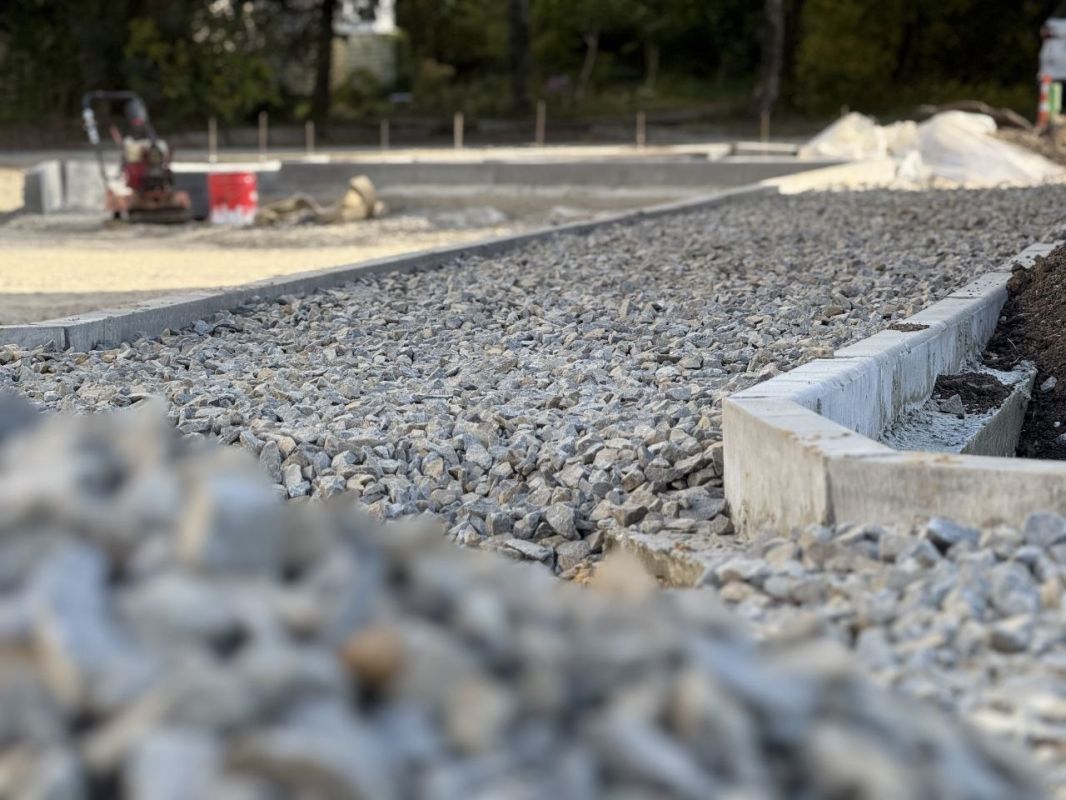 В квартале Лютикова продолжается благоустройство дворовой территории