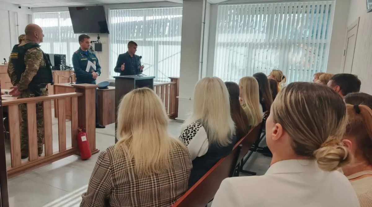 Рабочее заседание. . Сегодня сотрудники отдела чрезвычайных ситуаций Администрации городского округа город Ровеньки совместно с представителями МЧС провели диалог с работниками суда города Ровеньки рекомендательного...