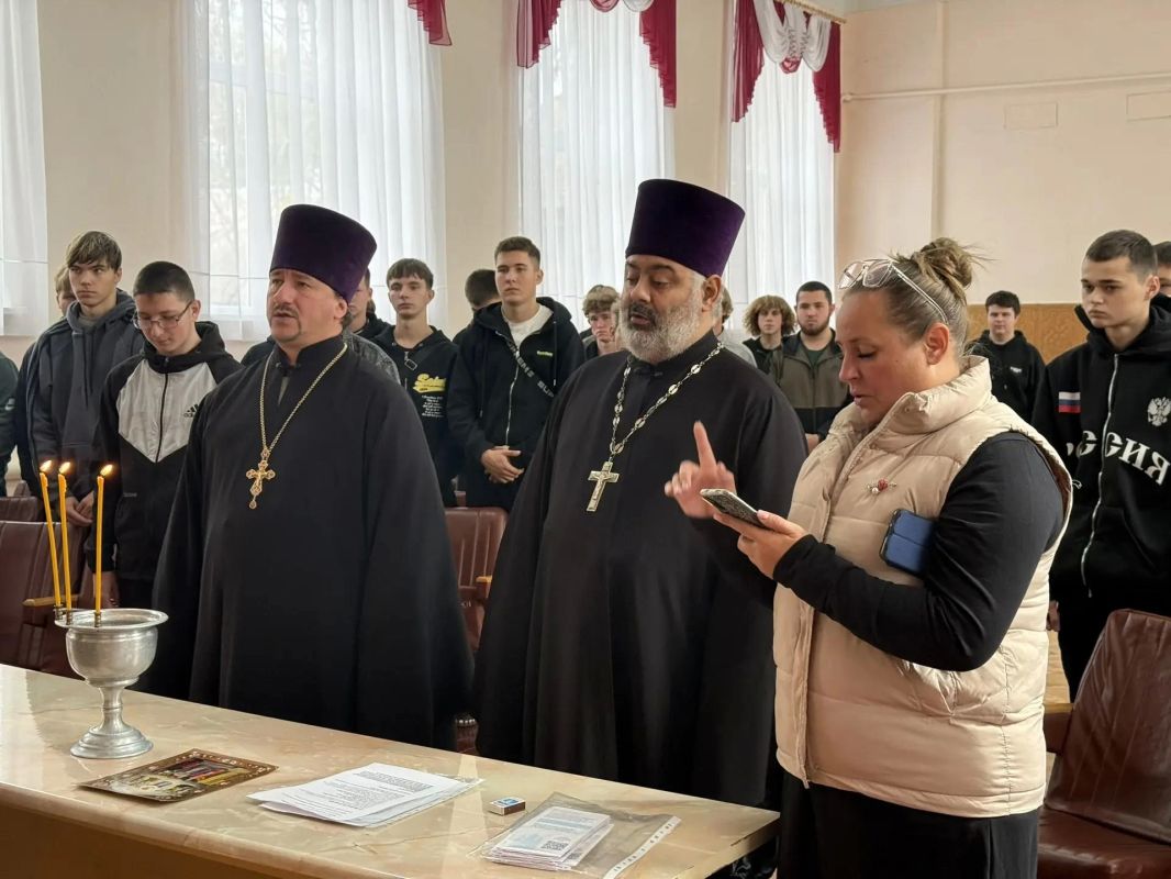 Встреча со студентами: в колледже отметили наступающий праздник Покрова Встреча со студентами: в колледже отметили наступающий праздник Покрова