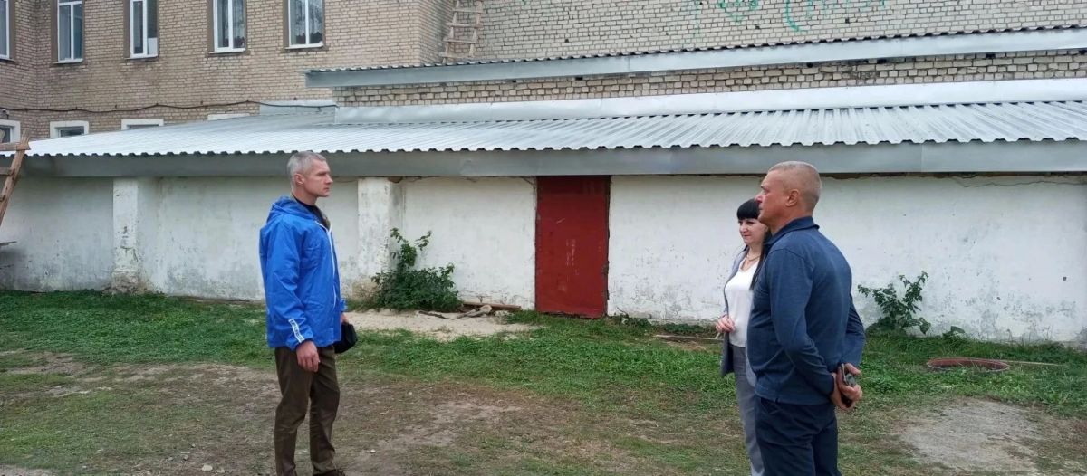 Ровеньковские единороссы провели ход ремонта в Михайловском УВК им. А.А. Малена Ровеньковские единороссы провели ход ремонта в Михайловском УВК им. А.А. Малена