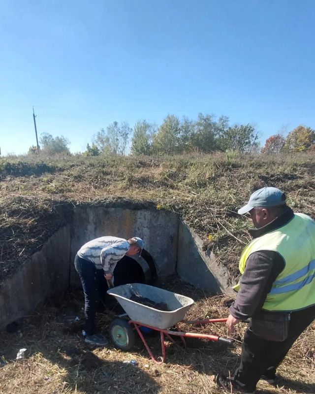 Дорожные службы продолжают содержание водоотводящих сооружений на дорогах республики