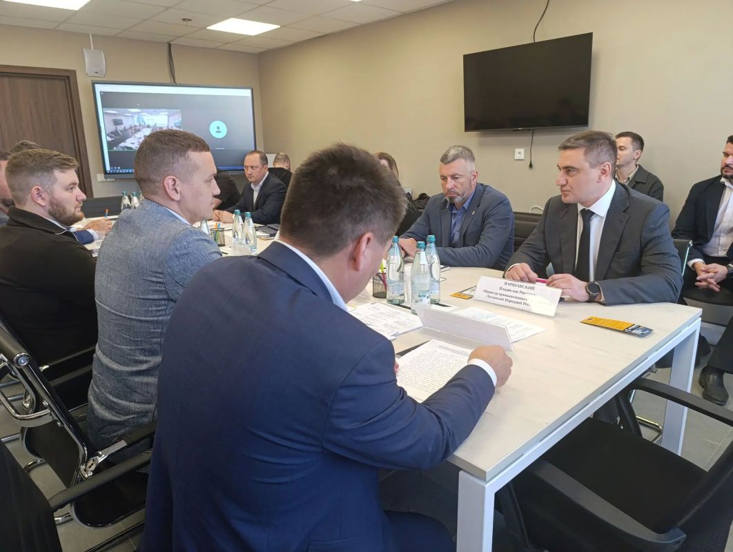 ЛНР посетила делегация представителей Минпромторга и промышленников Самарской области ЛНР посетила делегация представителей Минпромторга и промышленников Самарской области