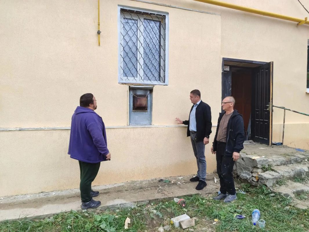 Врип Главы Кременского муниципального округа, Владимир Васильевич Запорожец совместно с представителями нашего шеф-региона — Астраханской области, совершили рабочий визит в один из жилых домов города, где в настоящее время... Врип Главы Кременского муниципального округа, Владимир Васильевич Запорожец совместно с представителями нашего шеф-региона — Астраханской области, совершили рабочий визит в один из жилых домов города, где в настоящее время...