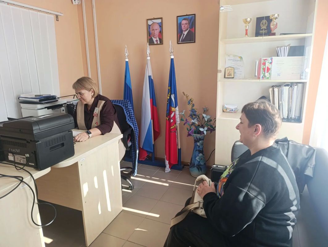 Сегодня, 14 октября, сотрудники ГБУ ЛНР «МФЦ» организовали и провели выездной прием граждан Сегодня, 14 октября, сотрудники ГБУ ЛНР «МФЦ» организовали и провели выездной прием граждан