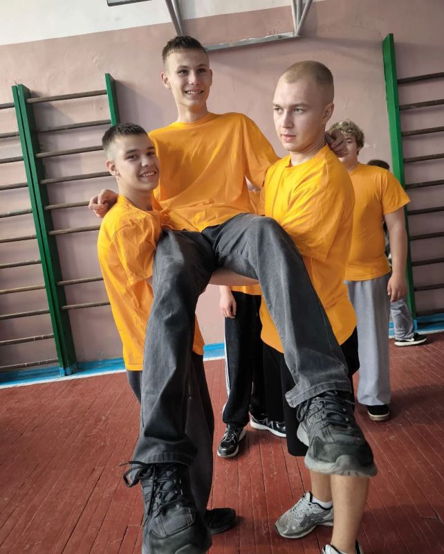 В Лутугинском колледже прошли соревнования «Быстрые, сильные, ловкие» В Лутугинском колледже прошли соревнования «Быстрые, сильные, ловкие»