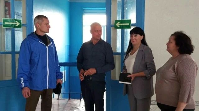 Ровеньковские единороссы провели ход ремонта в Михайловском УВК им. А.А. Малена Ровеньковские единороссы провели ход ремонта в Михайловском УВК им. А.А. Малена