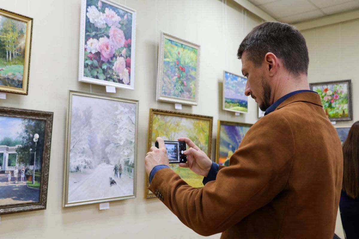 В Луганске открылась выставка «Осенний вернисаж» В Луганске открылась выставка «Осенний вернисаж»