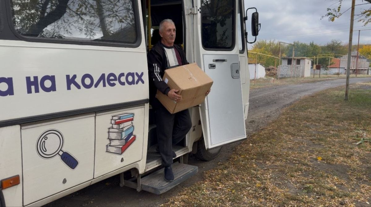 «Читающий автобус» доставил более 200 новых книг в поселок Новоалександровка «Читающий автобус» доставил более 200 новых книг в поселок Новоалександровка