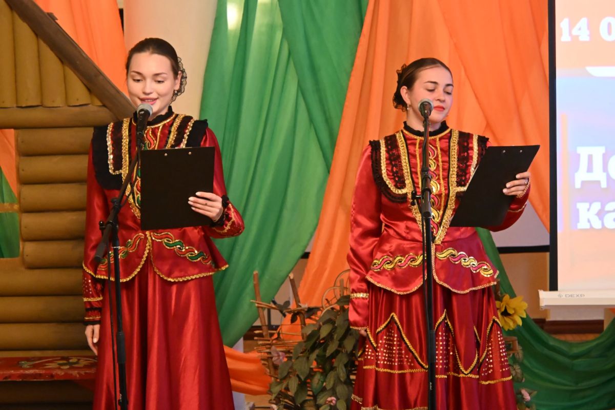 В Краснодонском городском Дворце культуры имени «Молодой гвардии» состоялось тематическое мероприятие, посвящённое Дню казачества Луганской Народной Республики, который отмечается 14 октября В Краснодонском городском Дворце культуры имени «Молодой гвардии» состоялось тематическое мероприятие, посвящённое Дню казачества Луганской Народной Республики, который отмечается 14 октября