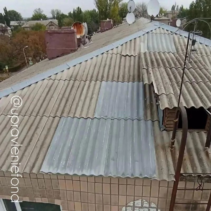 Лутугинский филиал отремонтировал шиферную кровлю дома на улице Крупской Лутугинский филиал отремонтировал шиферную кровлю дома на улице Крупской
