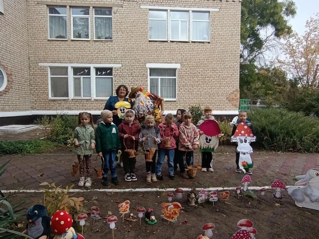 В дошкольном подразделении №1 ГБОУ ЛНР Краснодонский УВК им. В. Парсанова прошел увлекательный «День грибов»! Этот тематический день подарил ребятам массу новых знаний и ярких впечатлений В дошкольном подразделении №1 ГБОУ ЛНР Краснодонский УВК им. В. Парсанова прошел увлекательный «День грибов»! Этот тематический день подарил ребятам массу новых знаний и ярких впечатлений