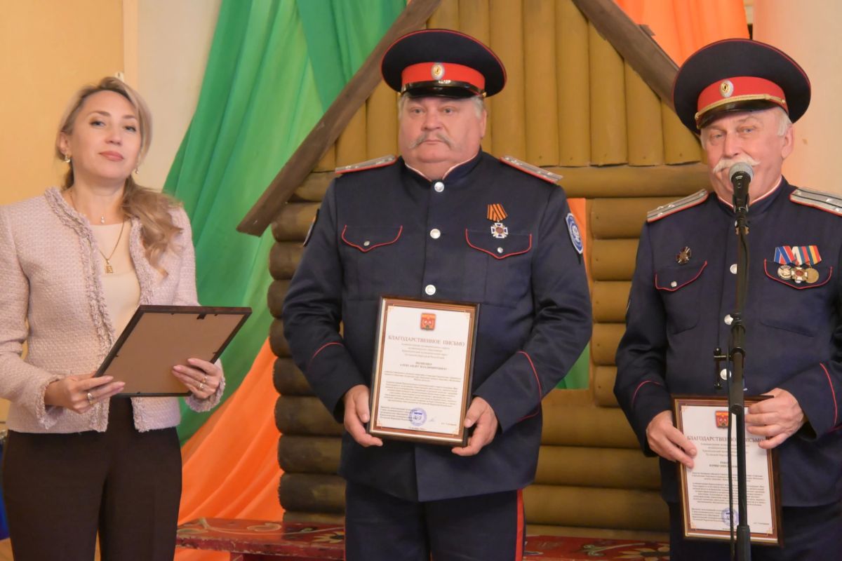 В Краснодонском городском Дворце культуры имени «Молодой гвардии» состоялось тематическое мероприятие, посвящённое Дню казачества Луганской Народной Республики, который отмечается 14 октября В Краснодонском городском Дворце культуры имени «Молодой гвардии» состоялось тематическое мероприятие, посвящённое Дню казачества Луганской Народной Республики, который отмечается 14 октября