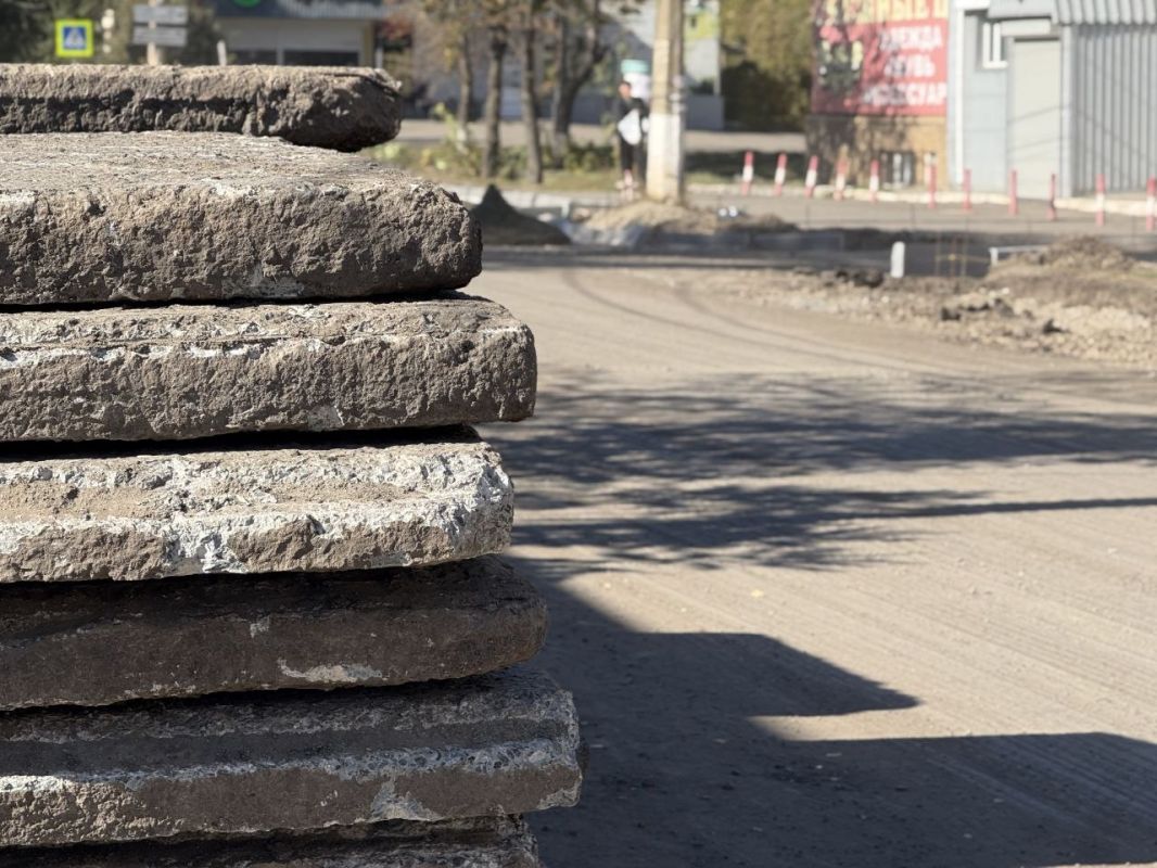 В Молодогвардейске дорожники ликвидируют аварийный участок на улице Литвинова