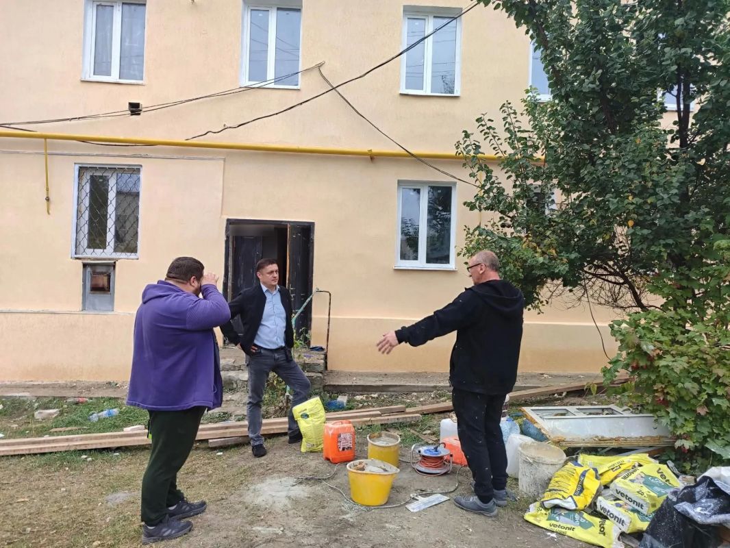 Врип Главы Кременского муниципального округа, Владимир Васильевич Запорожец совместно с представителями нашего шеф-региона — Астраханской области, совершили рабочий визит в один из жилых домов города, где в настоящее время... Врип Главы Кременского муниципального округа, Владимир Васильевич Запорожец совместно с представителями нашего шеф-региона — Астраханской области, совершили рабочий визит в один из жилых домов города, где в настоящее время...