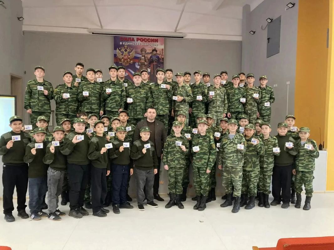 Владимир Чернев: Сегодня, 14 октября, заместитель главы Старобельского муниципального округа Максим Борисович Арабаджи посетил Старобельский кадетский корпус имени В.Ф. Маргелова и поздравил воспитанников с праздником Владимир Чернев: Сегодня, 14 октября, заместитель главы Старобельского муниципального округа Максим Борисович Арабаджи посетил Старобельский кадетский корпус имени В.Ф. Маргелова и поздравил воспитанников с праздником