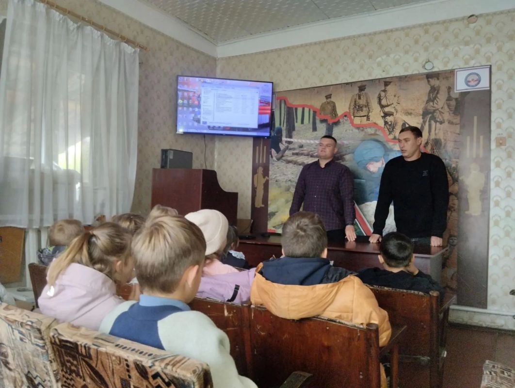 Обучающиеся ГБОУ ЛНР "Беловодский лицей "Лидер" посетили 54-ю самостоятельную государственную спасательную часть Беловодского муниципального округа Обучающиеся ГБОУ ЛНР "Беловодский лицей "Лидер" посетили 54-ю самостоятельную государственную спасательную часть Беловодского муниципального округа