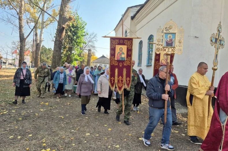 Радуйся, Радосте наша, покрый нас от всякаго зла Радуйся, Радосте наша, покрый нас от всякаго зла